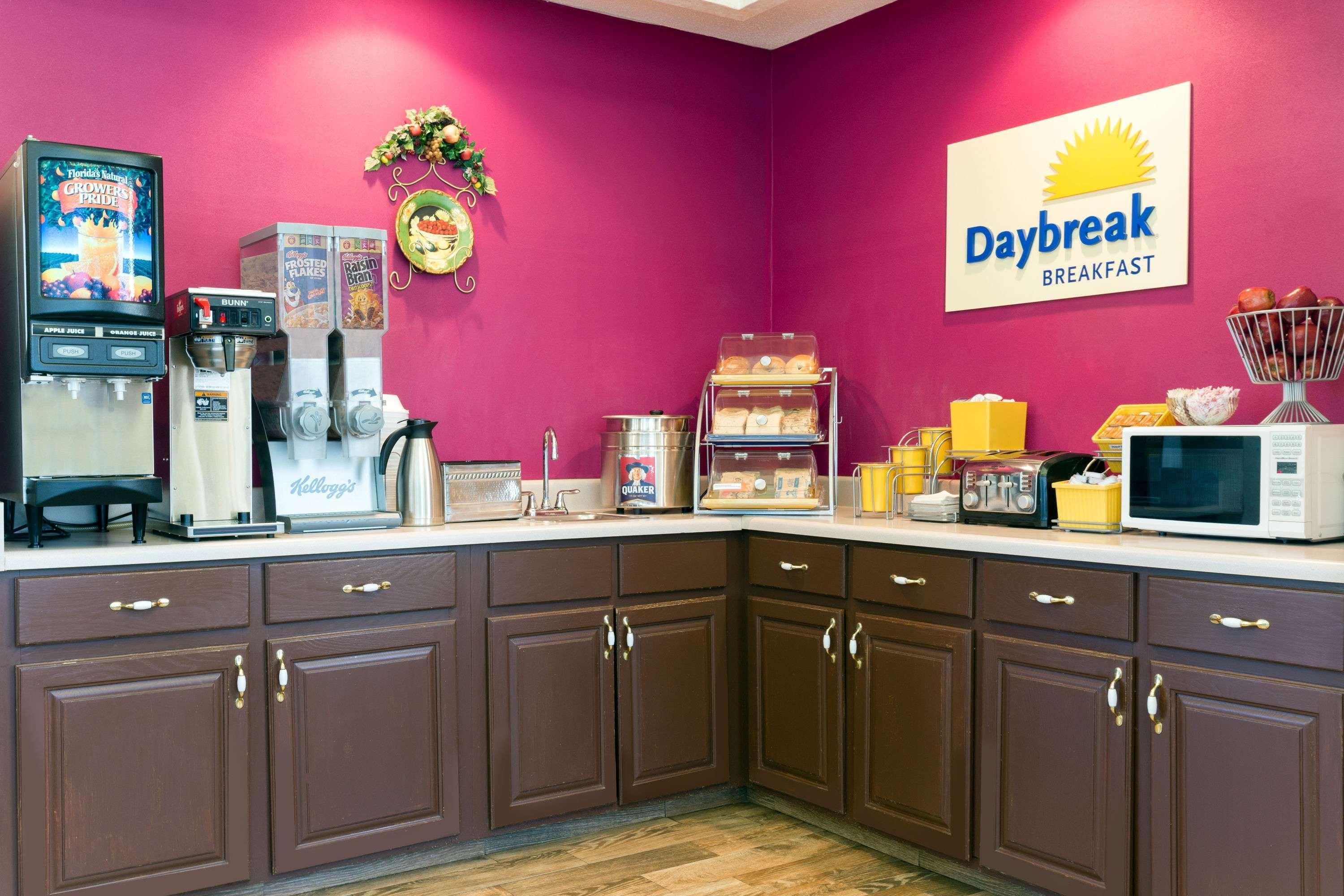 Days Inn By Wyndham Клемсън Екстериор снимка